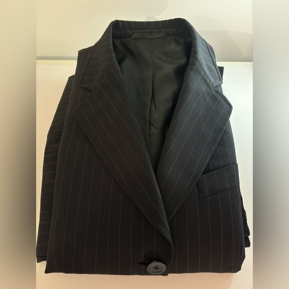 EUC Gucci black pinstripe pantsuit - jacket & pants - 40 (6/8) - Picture 14 of 16